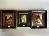 trois tableaux encadrés accrochés à un mur, de couleurs et de tailles différentes