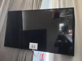 un téléviseur à écran plat accroché au mur d'une pièce