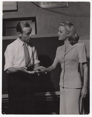 photographie en noir et blanc d'un homme et d'une femme se serrant la main