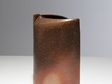 un gros plan d'un vase marron posé sur une table