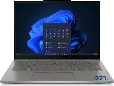 l'ordinateur portable est ouvert sur une surface blanche avec un fond bleu