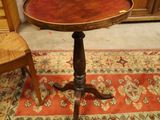 une petite table en bois posée sur un tapis dans une pièce