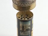 un petit objet métallique posé sur une table