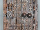 une vieille porte en bois avec des poignées en métal sur fond gris