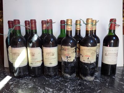 de nombreuses bouteilles de vin alignées sur le comptoir