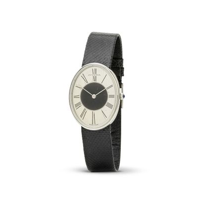 une image représentant une montre en noir et blanc avec des chiffres romains