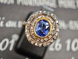 une bague sertie d'un saphir beige et de diamants