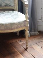 BERGERE et FAUTEUIL en bois moulé, sculpté et laqué beige, à… (photo 6)