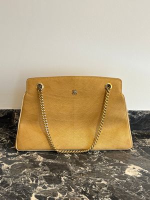 un sac à main jaune posé sur un comptoir en marbre