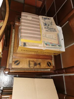 une pile de cartons posée sur une table en bois