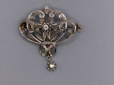 une broche ancienne en argent ornée de fleurs et de feuilles