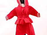 poupée vêtue d'une tenue rouge composée d'un sweat à capuche et d'un pantalon rayé