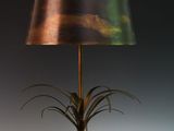 une lampe posée sur une table sur laquelle se trouve une lampe