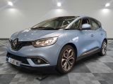 la voiture bleue est garée sur un sol en damier dans le garage
