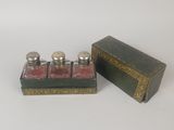 paire de salières et poivrières anciennes en métal argenté, avec leur coffret