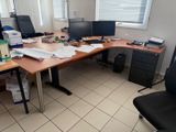 un bureau sur lequel se trouvent deux écrans d'ordinateur et une imprimante