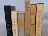 trois livres superposés sur une table