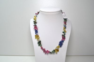 collier composé de perles de verre multicolores sur un mannequin blanc