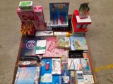de nombreuses fournitures scolaires disposées sur une table