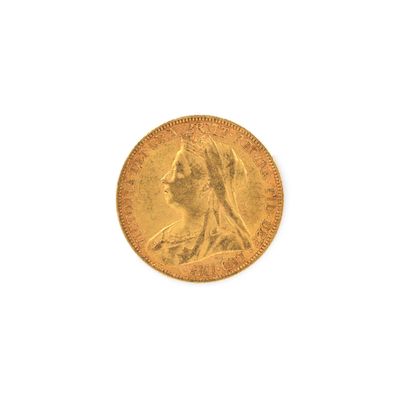 gros plan d'une pièce d'or sur une surface blanche