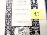 un vieux livre sur lequel est collé un autocollant jaune, posé sur une table