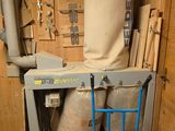 une image représentant une pièce avec une chaise et une machine