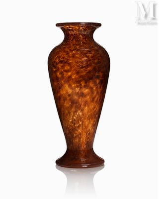 un vase brun posé sur une surface blanche