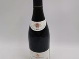 une bouteille de vin posée sur une table