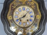 une horloge accrochée au mur à côté d'une paire de chaussures