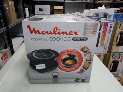 une boîte de nourriture posée sur une table dans un magasin