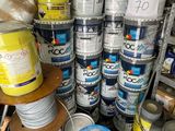 de nombreux pots de peinture empilés les uns sur les autres