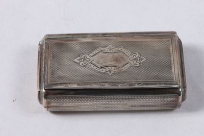 un étui à cigarettes ancien en argent, orné d'un motif décoratif sur le devant