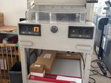 une machine posée sur une table dans une pièce