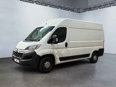 La camionnette blanche est garée dans la grande salle du bâtiment.