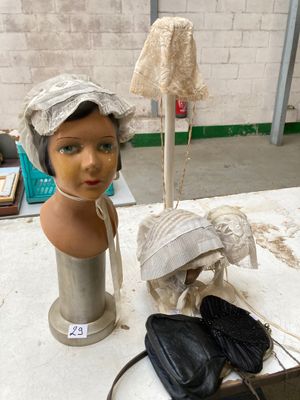 une tête de mannequin et une paire de chaussures posées sur une table