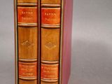 deux livres qui se trouvent dans une boîte posée sur une table