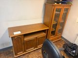 un bureau avec une chaise et une armoire dans un coin
