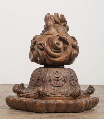 Couvercle de baptistère en bois richement sculpté, terminé p…