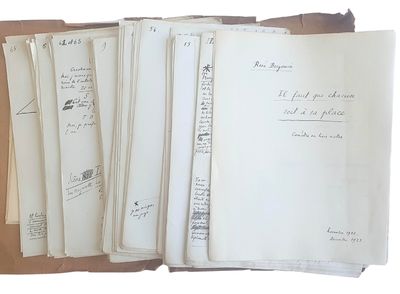 une grande quantité de papiers empilés les uns sur les autres