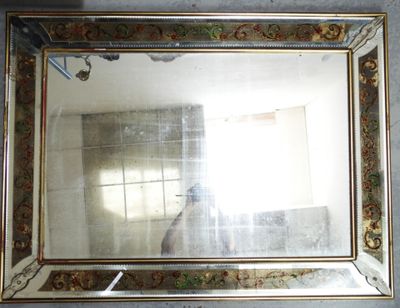 le reflet d'une personne en train de se prendre en photo dans un miroir