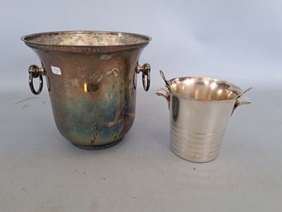 un vase en argent et une coupe en argent posés sur une table