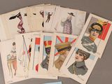 un lot de cartes posées sur une table