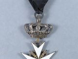 an image of a medal with a crown and a star on it