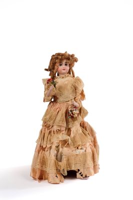 une image représentant une poupée représentant une femme en robe et avec un chapeau