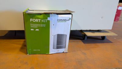 une boîte posée sur le sol à côté d'un mur