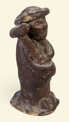 statue d'une femme tenant un enfant dans ses bras