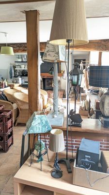un salon avec beaucoup de meubles et une lampe