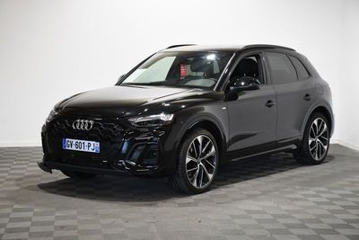 un SUV Audi noir garé sur un sol à damier