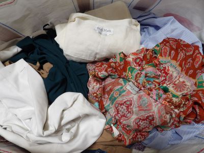 un sac rempli de vêtements, avec un ours en peluche à l'intérieur