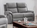 deux fauteuils inclinables et une table basse dans un salon